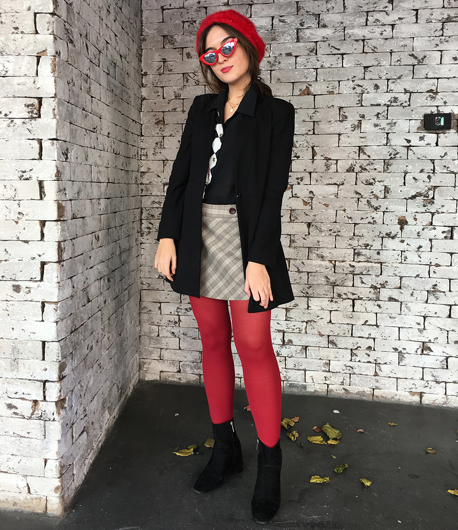 A meia calça colorida é tendência! Confira alguns looks da Beatriz Arvatti com dicas de styling que podem te ajudar a aderir. 