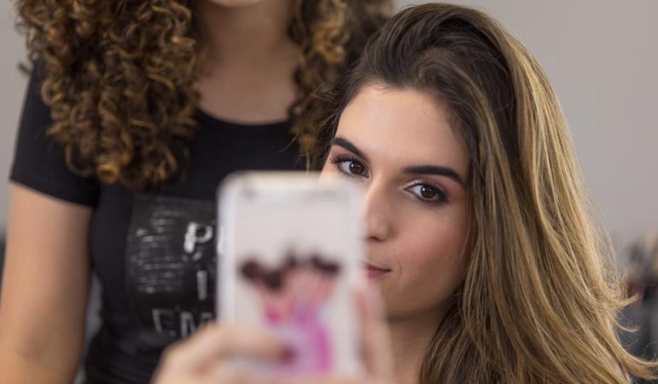 Você sabia que um único produto de maquiagem pode ser usado de diferentes formas? A maquiador Jéssica Carmargo, ensina em vídeo como isso é possível.