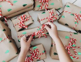 Para ajudar quem deixou as compras de Natal para última hora, uma lista de produtos de beleza desejo que são ótimos presentes para todos os estilos.