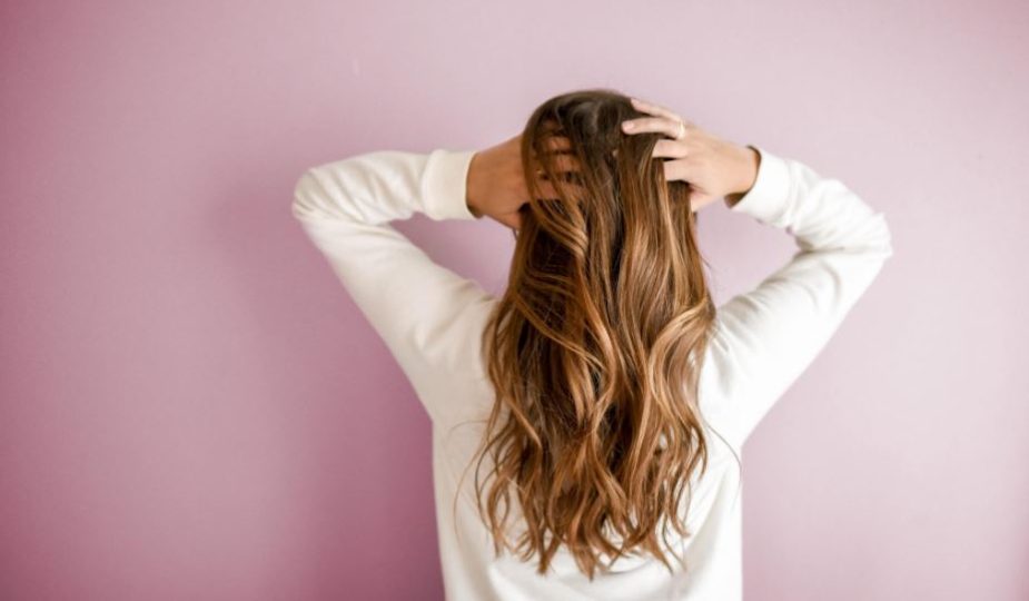 Confira o passo a passo para pintar os cabelos em casa com dicas do gigante grupo de beleza, L'Oréal. Para perder o medo de colorir os fios em casa!