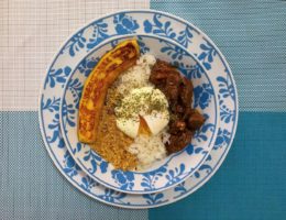 Um prato brasileiríssimo! Uma versão de picadinho de mignon a la Beatriz. com arroz branco, farofa de farinha panko, queijo coalho com mel e ovo poché.