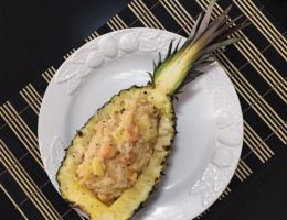 Um risoto divino, que impressiona em qualquer almoço ou jantar. Confira a receita a la Beatriz de risoto de camarão no abacaxi, servido dentro da fruta.