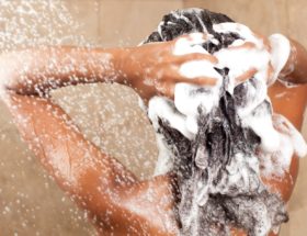 Alessandra Carvalho, do salão Marcos Proença, revela dicas sobre a lavagem correta dos cabelos, em quarentena. Lavar o cabelo ou não lavar, eis a questão.