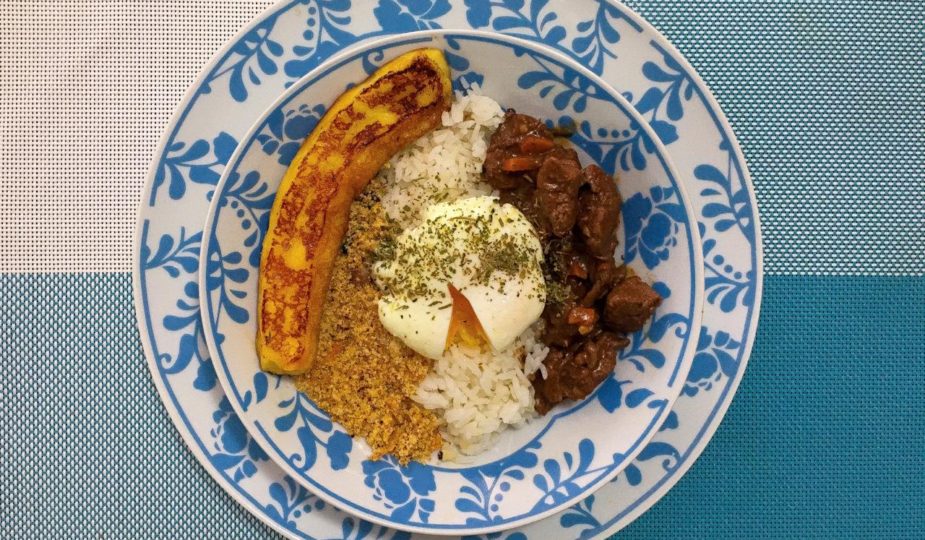 Um prato brasileiríssimo! Uma versão de picadinho de mignon a la Beatriz. com arroz branco, farofa de farinha panko, queijo coalho com mel e ovo poché.