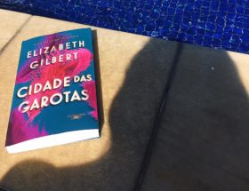 Clube do livro Cidade das Garotas, Elizabeth Gilbert, é uma história na Nova York dos anos 1940 que trata da conexão humana, amor, perda e autoconhecimento.