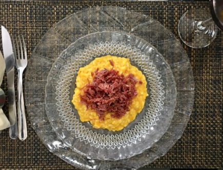 Receita A la Beatriz de Risoto de abóbora com carne seca, um combinação de elementos bem brasileiros e cheios de sabor. Tem até vídeo no reels!